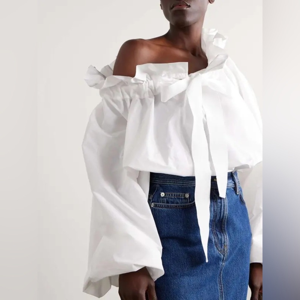 L'ATISTE | White Ruffled Off-Shoulder Cropped Blouse